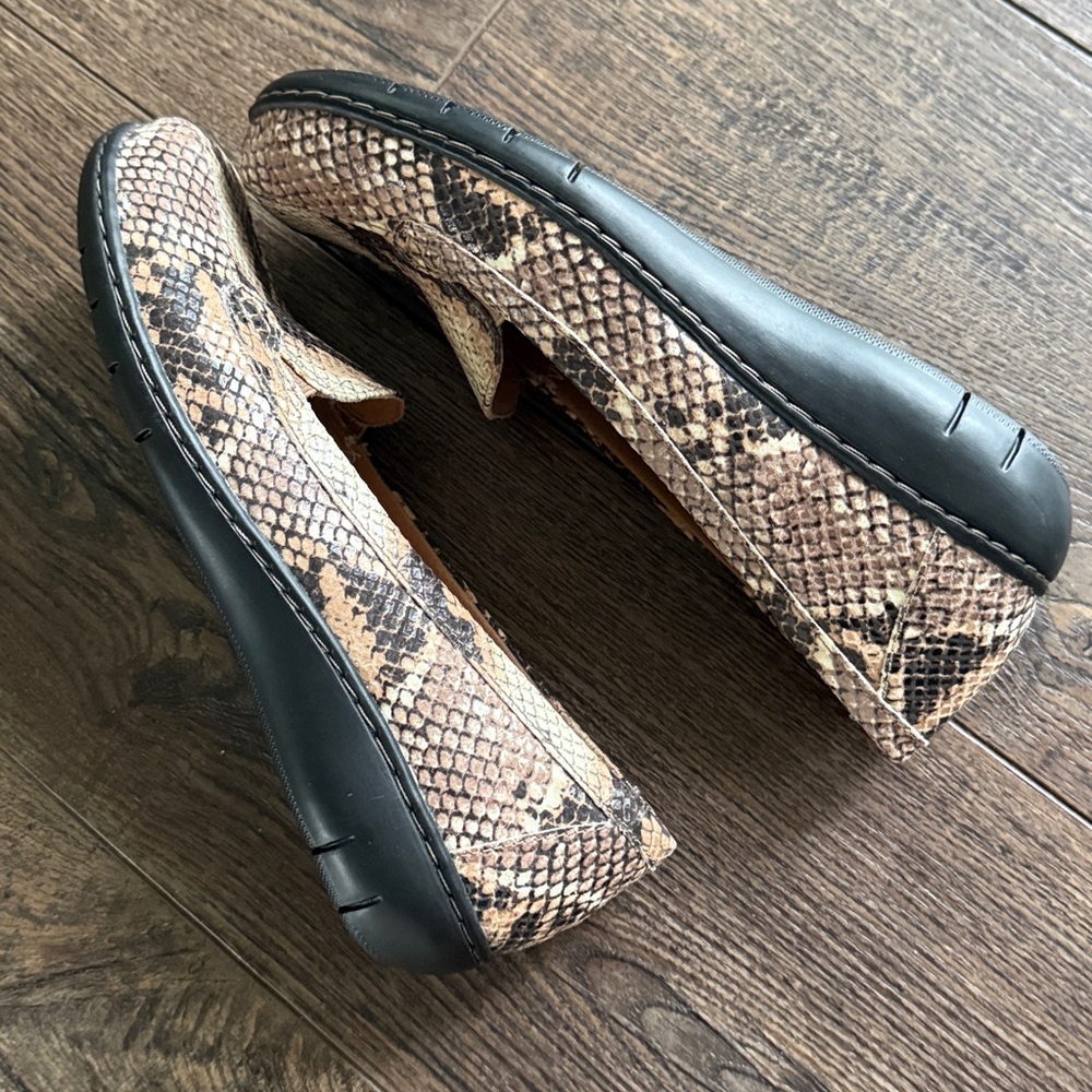 Clarks Women’s Snakeskin Embossed Slip-On Loafers NWOT 7 - Picture 8 of 8